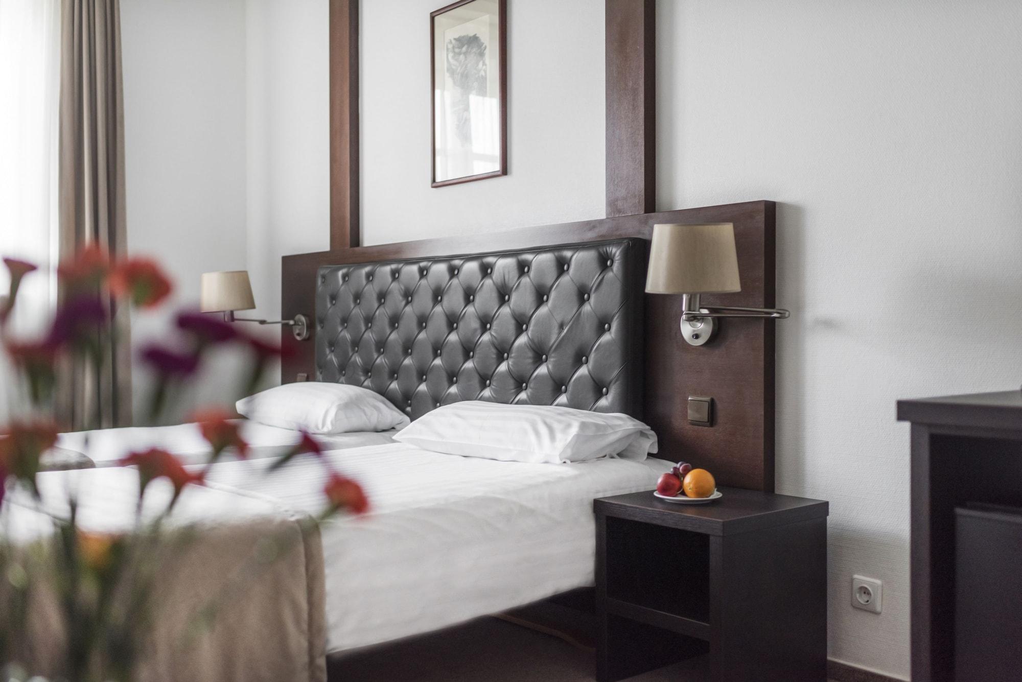 Amberton Cozy Hotel Каунас Экстерьер фото