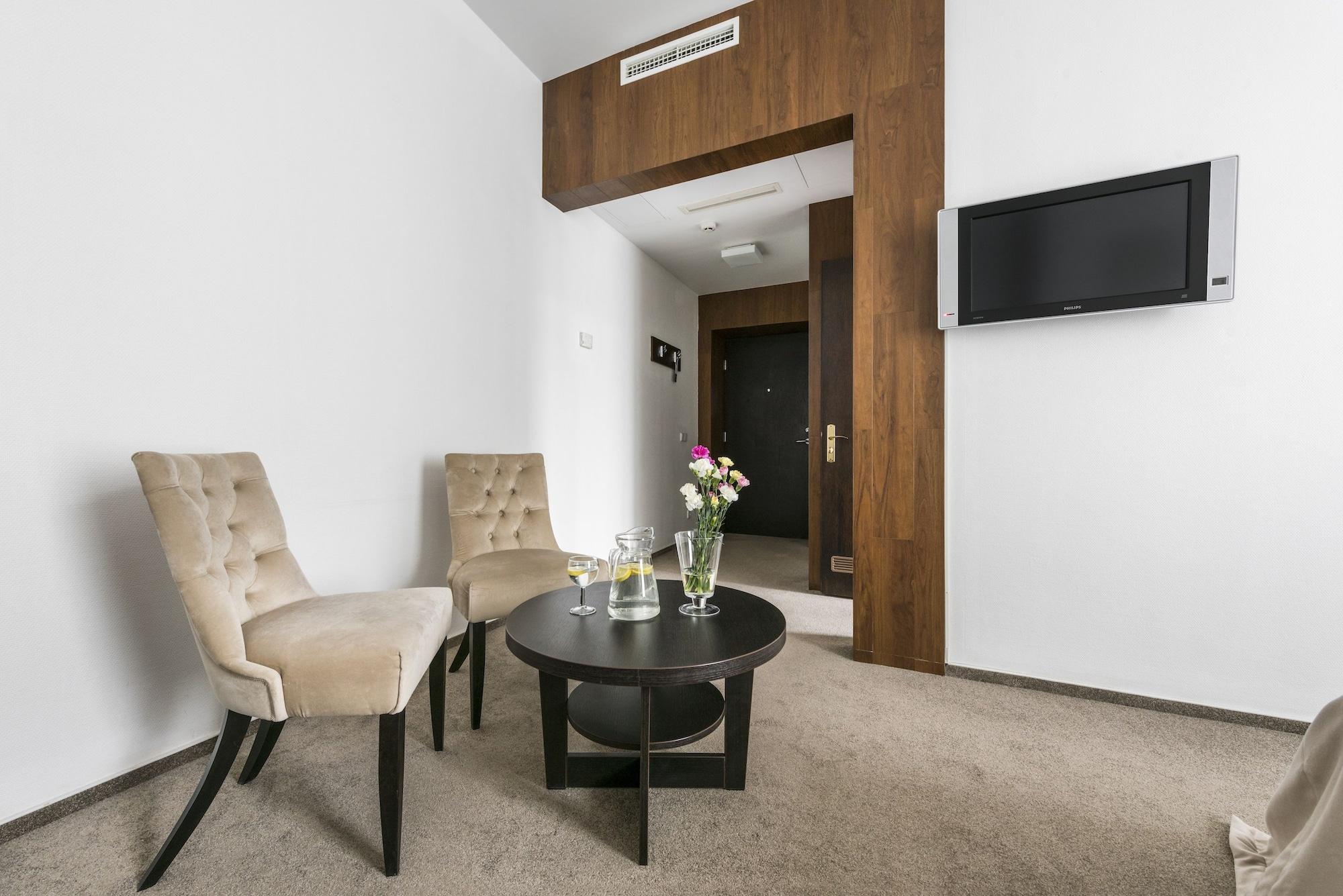 Amberton Cozy Hotel Каунас Экстерьер фото