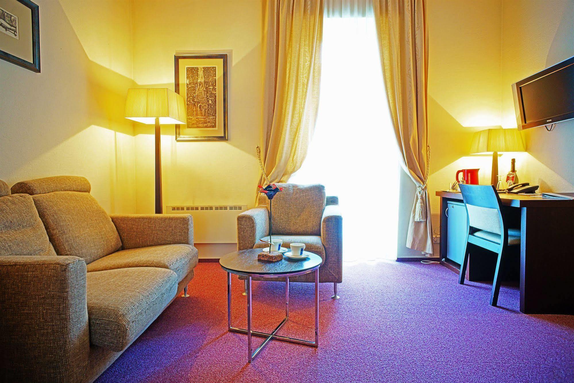 Amberton Cozy Hotel Каунас Экстерьер фото