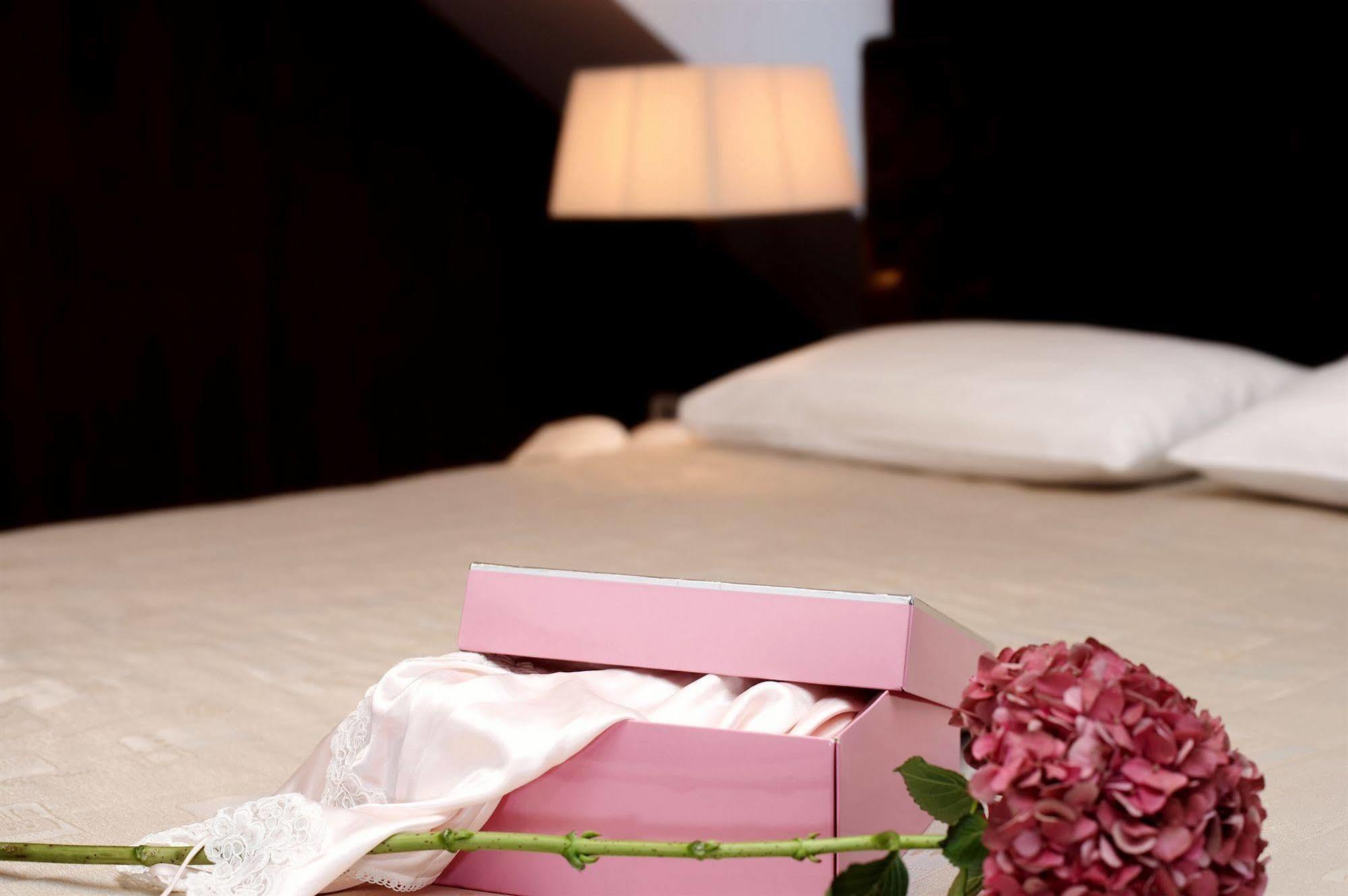 Amberton Cozy Hotel Каунас Экстерьер фото